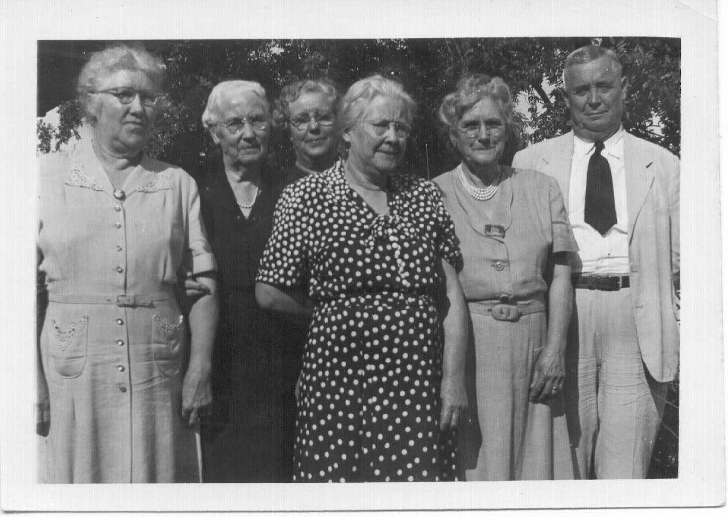 The children of E. W Parker and Sarah Holland Parker
L to R Sadie, Ella, Ada, Dora, Minnie and William Henry Parker
