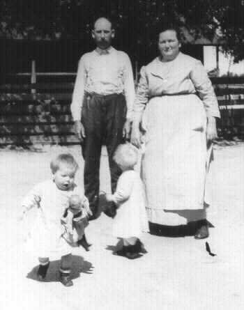 MARY AND AARON FLOYD IN FRONT OF
PARENTS ED AND ANNIE FLOYD
AT THEIR HOME IN GEORGIA